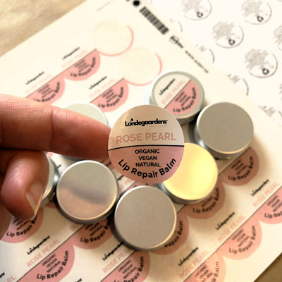 Runde produktetiketter til Rose Pearl læbepomade fra Lundegaardens BeautyLab