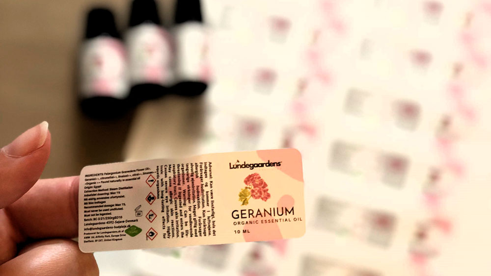 Plejeprodukt fra Lundegaardens BeautyLab med Avery produktetiket og farverigt design