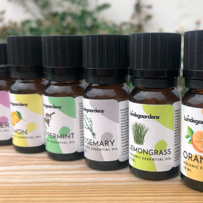 Æteriske olier fra Lundegaardens BeautyLab med farverige produktetiketter til forskellige varianter