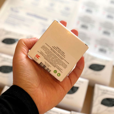 Emballage fra Lundegaardens BeautyLab med produktetiket med ingredienser, batchoplysninger og stregkode