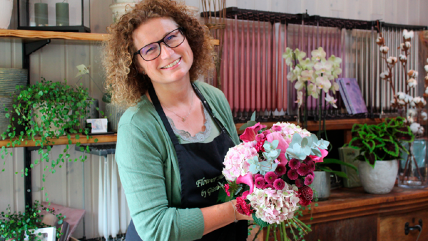 Portrætbillede af ejeren af Flower Memories i blomsterbutikken.