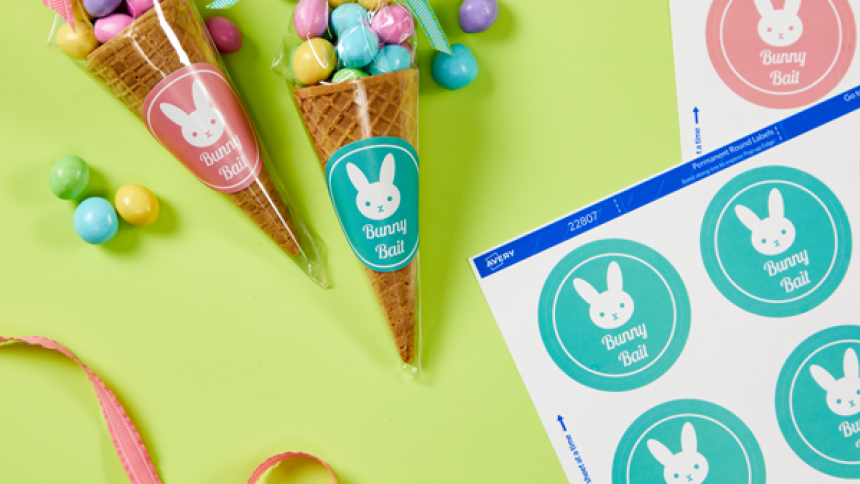 Link til Avery PrintService. Få trykt flotte påskeetiketter klar til brug – perfekt til søde og stilfulde påskegaver.