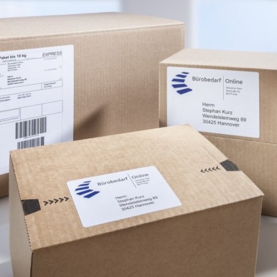 Forsendelsesetiketter i volumepacks på papkasser