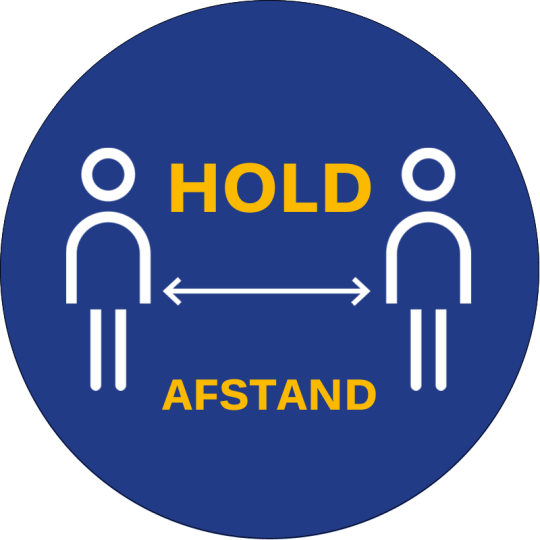 En rund, blå etiket med to personikoner og en pil imellem, og teksten "Hold afstand"
