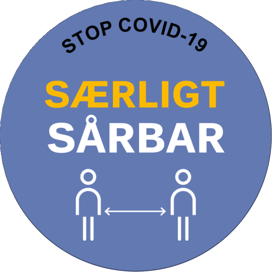 En rund, blå etiket med to personikoner og en pil imellem, og teksten "Stop COVID-19. Særligt sårbar"