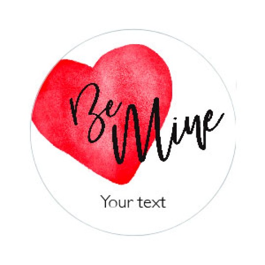 Rundt design med en hvid baggrund, et håndmalet rødt hjerte og med teksten "Be mine"