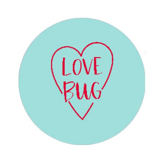 Lyseblå cirkel med et rødt, håndtegnet hjerte omkring teksten "LOVE BUG".
