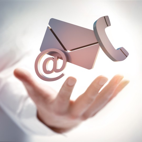 På billedet ses kontakt ikoner. En telefon, et brev og mail.