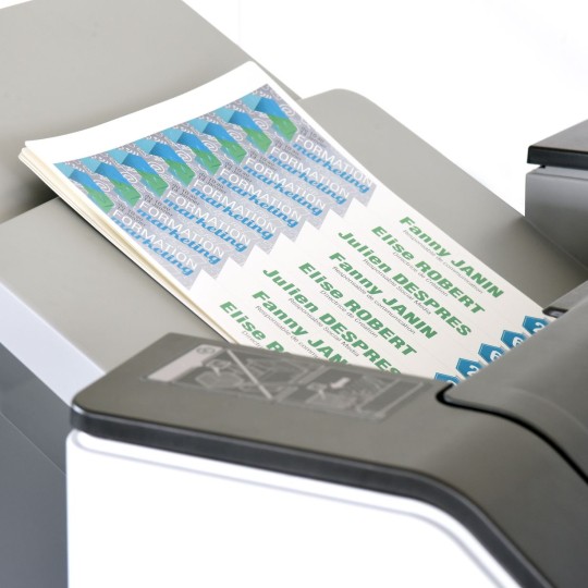 Et ark med printbare entréarmbånd i en printer.