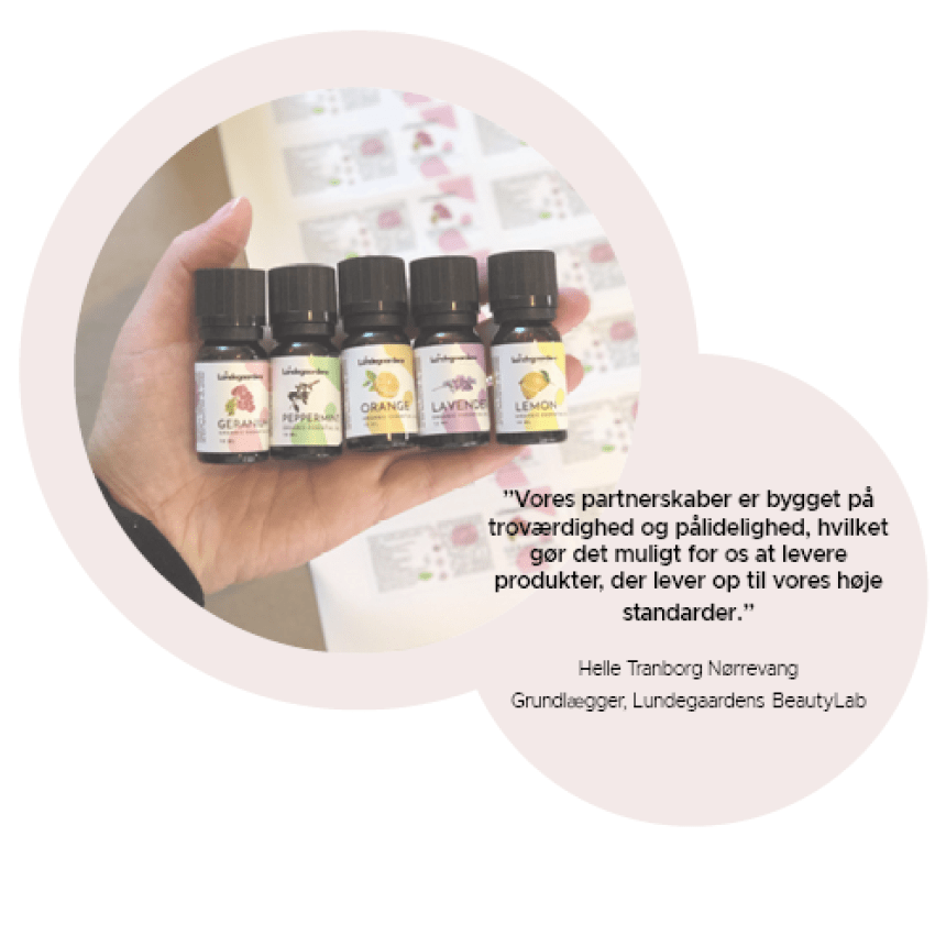 Kundecitat: "Vores partnerskaber er bygget på troværdigheder og pålidelighed, hvilket gør det muligt for os at levere produkter, der leverer op til vores høje standarder." - Trine Tranborg Nørrevang. Grundlægger, Lundegaardens BeautyLab.