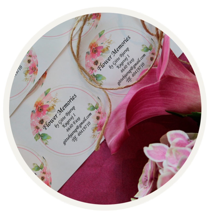 Udsnit af etiketark med branding af Flower Memories.