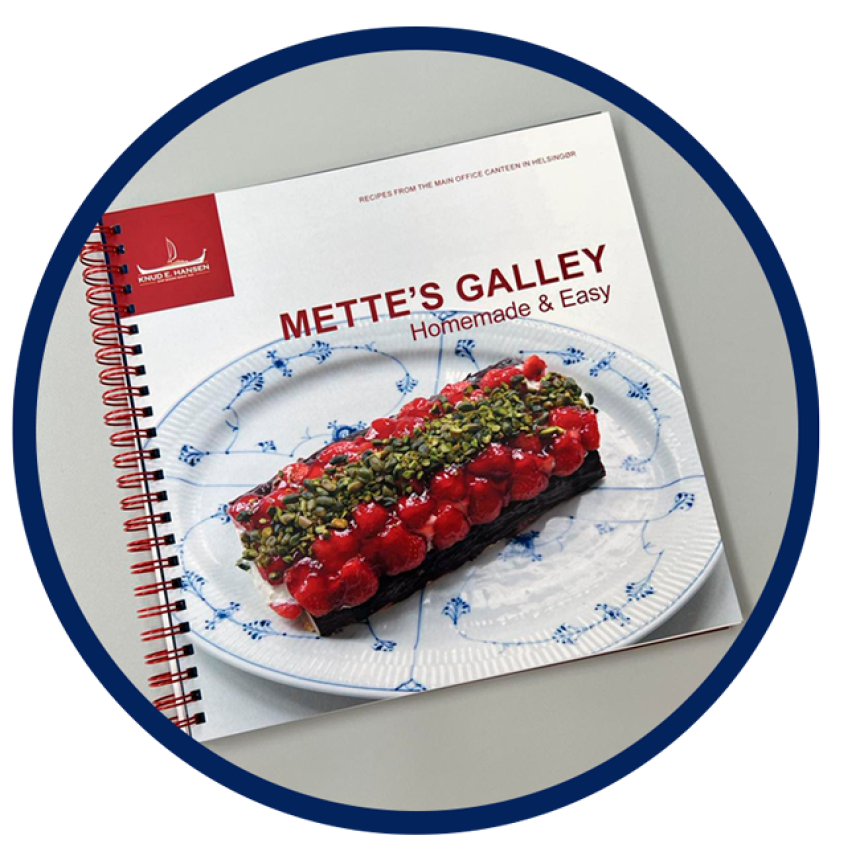 En opskriftsbog, hvor der står: Mettes Galley - Homemade & Easy