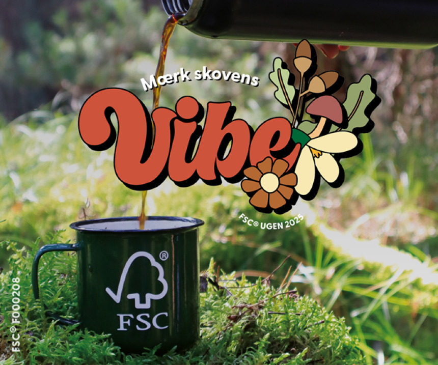 Ude i skoven med FSC uge krus, hvor der hældes kaffe i