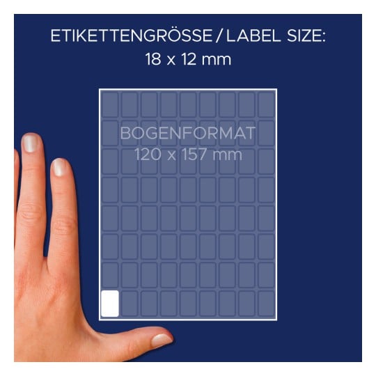 Billedet viser en hånd ved siden af et etiketteark med dimensioner angivet på tysk, og etikettens størrelse angivet som 18 x 12 mm. Arket har et grid-layout og angiver den samlede arkstørrelse som 120 x 157 mm.