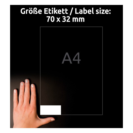Størrelsessammenligning med hånd, Artikel: 3479, et ark universaletiketter, Format: 70 x 32 mm, Farve: hvid?