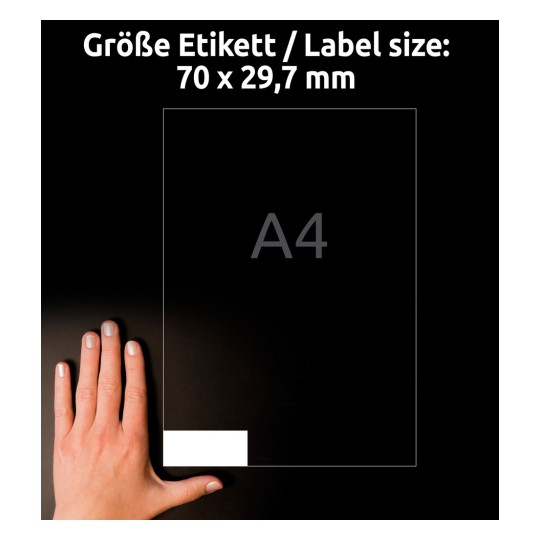 Billedet viser en hånd placeret ved siden af en etiket-specifikation, der angiver etikettens størrelse (70 x 29,7 mm) og henviser til en A4-papirstørrelse i en mørk indstilling.