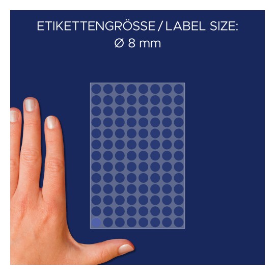 Billedet viser en hånd ved siden af et ark med etiketter, der viser cirkulære etiketter med en diameter på 8 mm. Baggrunden er mørkeblå, og etiketarket er transparent med synlige cirkulære etiketter.