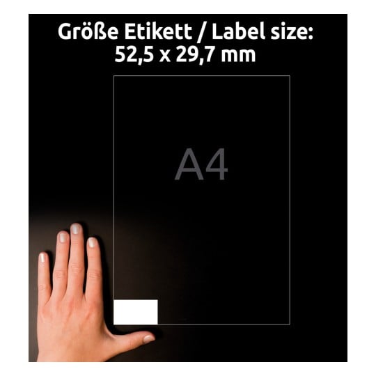 Størrelsessammenligning med hånd, Artikel: 3651, et ark universaletiketter, format: 52,5 x 29,7 mm, farve: hvid?