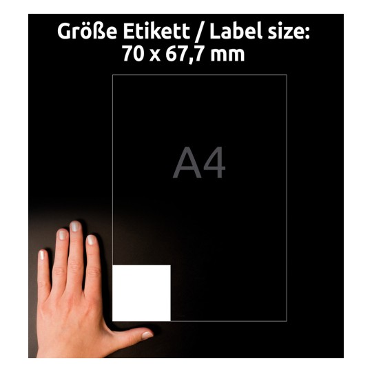 Billedet viser en hånd ved siden af en etiketstørrelse (70 x 67,7 mm) med en A4 papirformatindikation på en mørk baggrund.
