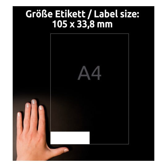 Billedet viser en hånd ved siden af en etiketstørrelsesguide, der viser dimensionerne 105 x 33,8 mm og betegnelsen A4.