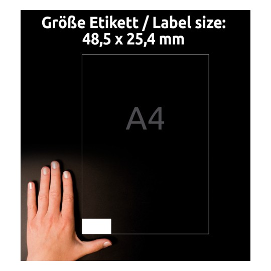 Billedet viser en hånd ved siden af en tom etiketstørrelse på 48,5 x 25,4 mm med teksten 'A4' og ordene 'Größe Etikett' på tysk.