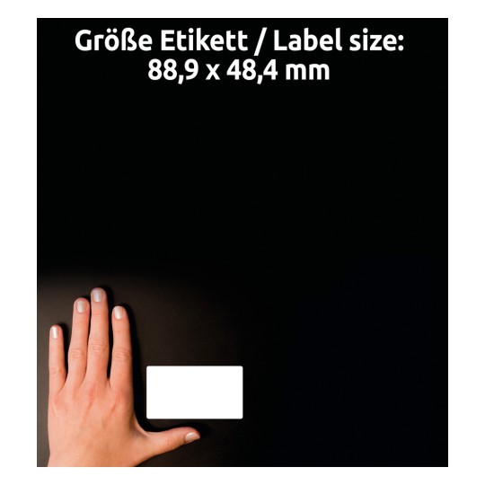 Billedet viser en hånd placeret ved siden af en tom etiket på en mørk baggrund. Etikettens dimensioner er nævnt på tysk og angiver størrelsen som 88,9 x 48,4 mm.