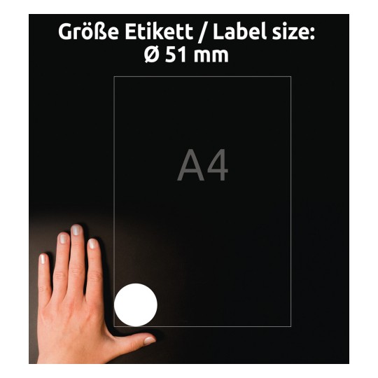 Billedet viser en hånd ved siden af et gennemsigtigt papir med en etiketstørrelse på 51 mm i diameter og en A4 papirstørrelse angivet.