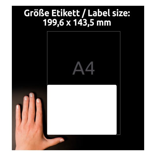 Billedet viser en hånd, der holder en etiket, som angiver en størrelse på 199,6 x 143,5 mm, sammen med etiketten mærket som A4.
