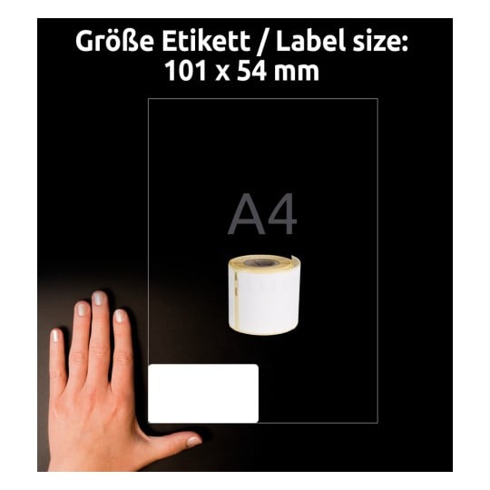 Billedet viser en hånd ved siden af en rulle etiketter. Etiketstørrelsen er angivet som 101 x 54 mm, og der er et synligt hvidt etiketområde. Konteksten er relateret til mærkning.