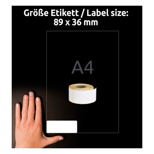 Billedet viser en hånd ved siden af en etiket-rulle og et A4-papir, der angiver etiketstørrelsen 89 x 36 mm.