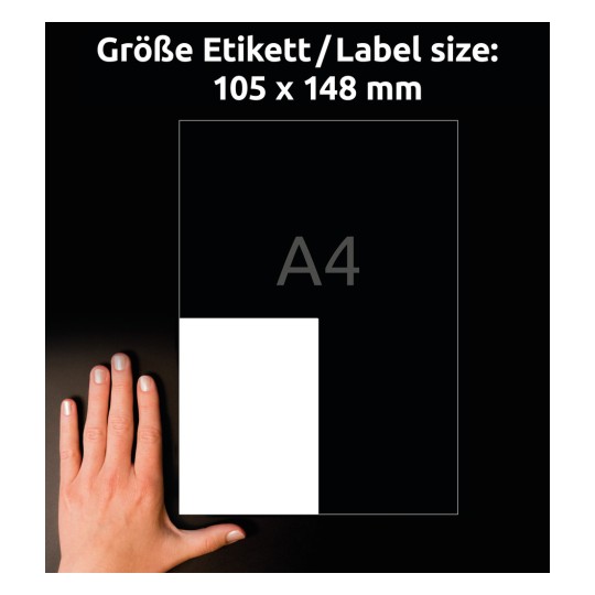 Billedet viser en etiketstørrelse på 105 x 148 mm, hvilket indikerer et A4 papirstørrelse med en hånd placeret ved siden af for skala.