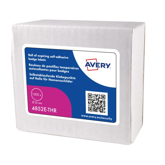 En æske indeholdende en rulle med selvklæbende badgeetiketter fra Avery, mærket til udløb med en størrelse på 22 mm og indeholdende 1000 etiketter.