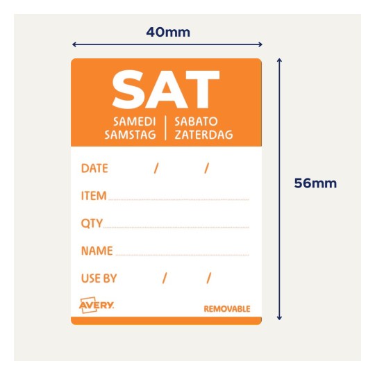 En etiket med 'SAT' i orange, med sektioner til dato, vare, mængde, navn og sidste anvendelsesdato. Etiketten er fra Avery og er aftagelig.