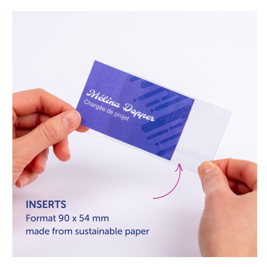 Billedet viser et visitkort, der holdes af en hånd. Kortet er lilla med hvid tekst, der lyder 'Mélina Dopper Chargée de projet.' Nedenunder er der tekst, der nævner 'INSERTS Format 90 x 54 mm lavet af bæredygtigt papir.'