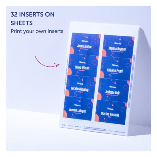 Billedet viser et ark med 32 indlæg til navneskilte. Hvert skilt viser et navn og en profession, designet i et farverigt layout. Det foreslår at printe dine egne indlæg.
