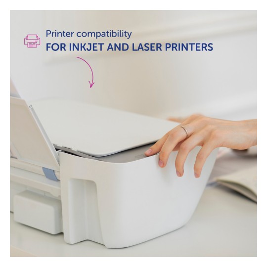 Billedet viser en person, der interagerer med en printer designet til både blæk- og laserkompatibilitet. Printerens låg er delvist åbent, hvilket indikerer brug.