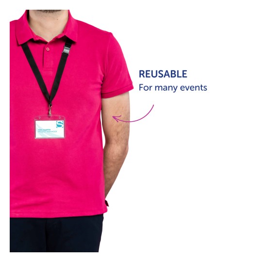En person iført en lyserød polo-shirt med et navneskilt hængende fra en nøglesnor. Skiltet viser navnet 'Tom Martin' og titlen 'Projektleder'. Teksten ved siden af personen lyder 'GENANVENDELIG' og 'Til mange begivenheder'.