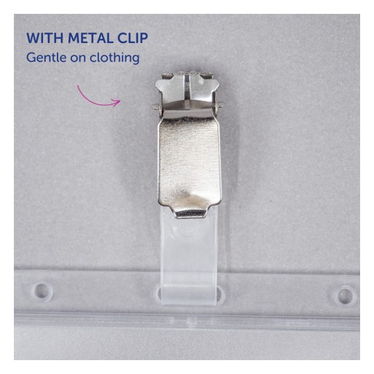 Billedet viser en metalclips designet til tøj og fremhæver dens blide greb, med tekst der angiver, at den har en metalclips til brug på tøj.