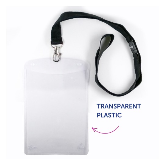 Billedet viser en gennemsigtig plastikhylster til et badge, fastgjort til en sort rem. Hylsteret er tomt og har en klips øverst til fastgørelse.