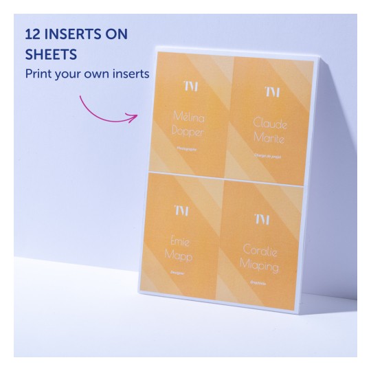 Billedet viser et ark med 12 indsatser til udskrivning, med navne og titler som Mélina Dopper, Claude Marite, Emie Mapp og Coralie Miaping. Baggrunden er en gradient af orange nuancer med et enkelt design.
