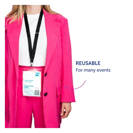 Billedet viser en person iført en lys pink jakkesæt med et navneskilt fastgjort til en nøglesnor. Skiltet angiver personens navn, rolle og eventdetaljer og inkluderer en note om, at det kan genbruges til mange events.
