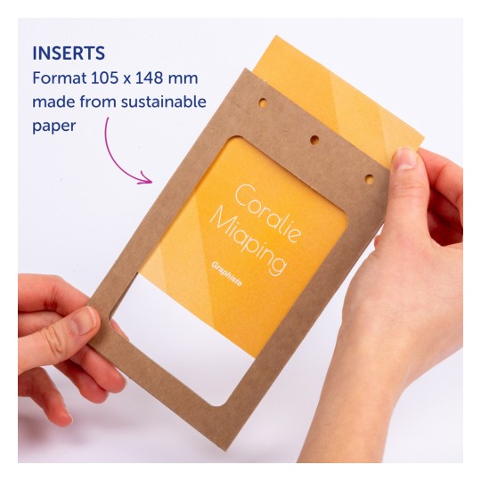 Billedet viser en person, der holder en brun papramme med en gul indsats, der viser navnet 'Coralie Miaping'. Rammen har huller og er mærket 'Inserts' med information om dens størrelse og bæredygtige materiale.