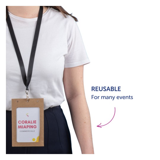 Billedet viser en person iført en hvid t-shirt og en halsrem med et ID-kort, der viser navnet 'Coralie Miaping' og ordet 'Commerciale'. Halsremmen er sort, og ID-kortet ser ud til at være genanvendeligt til mange begivenheder.