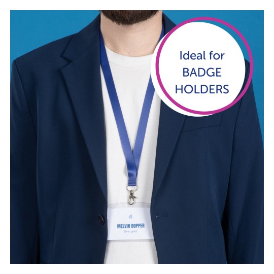 Billedet viser en person iført en marineblå blazer over en hvid t-shirt, der holder en badge på en blå nøglesnor, der angiver deres navn og titel. En grafik vises, som fremhæver produktets nytte for badge-indehavere.