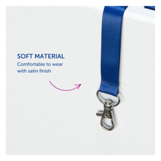 Billedet viser en blå nøglesnor lavet af blødt materiale med satinfinish og en metalklips fastgørelse, ledsaget af tekst, der fremhæver dens komfort.