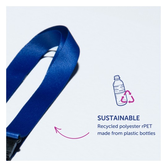 Et billede, der viser en blå rem med en tekst, der angiver, at den er bæredygtig, lavet af genanvendt polyester (rPET) fra plastikflasker.