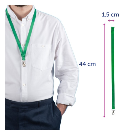 Billedet viser en person med en grøn nøglesnor om halsen. Nøglesnoren har en clips og måler 44 cm i længden og 1,5 cm i bredden. Personen er klædt i en hvid skjorte og marineblå bukser.