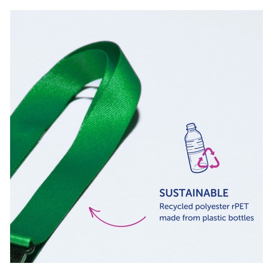 Billedet viser et grønt bånd sammen med en tekst, der forklarer, at det er lavet af genanvendt polyester rPET, fremstillet af plastikflasker, hvilket fremhæver dets bæredygtighed.