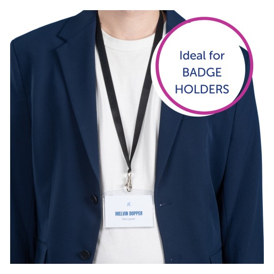 Billedet viser en person iført en mørk blazer over en hvid t-shirt, med et navneskilt på en nøglesnor. Skiltet har navnet 'Melvin Dopper' og betegnelsen 'Designer'. Der er også en grafik med teksten 'Ideel til BADGEHOLDERE'.