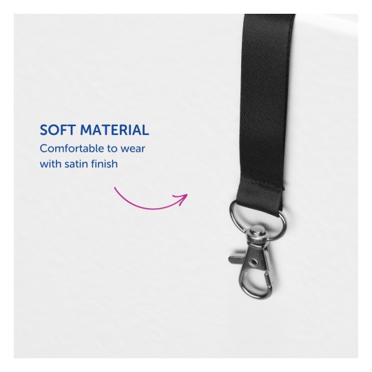 Billedet viser en sort rem lavet af blødt materiale med en satinfinish og en metalclips i den ene ende, ledsaget af tekst, der fremhæver dens komfort.